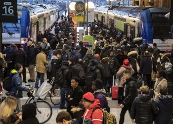 Γαλλία: Καλές γιορτές με απεργίες διαρκείας που παραλύουν το Παρίσι