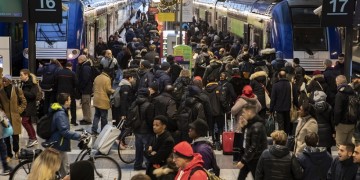 Γαλλία: Καλές γιορτές με απεργίες διαρκείας που παραλύουν το Παρίσι