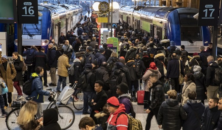 Γαλλία: Καλές γιορτές με απεργίες διαρκείας που παραλύουν το Παρίσι