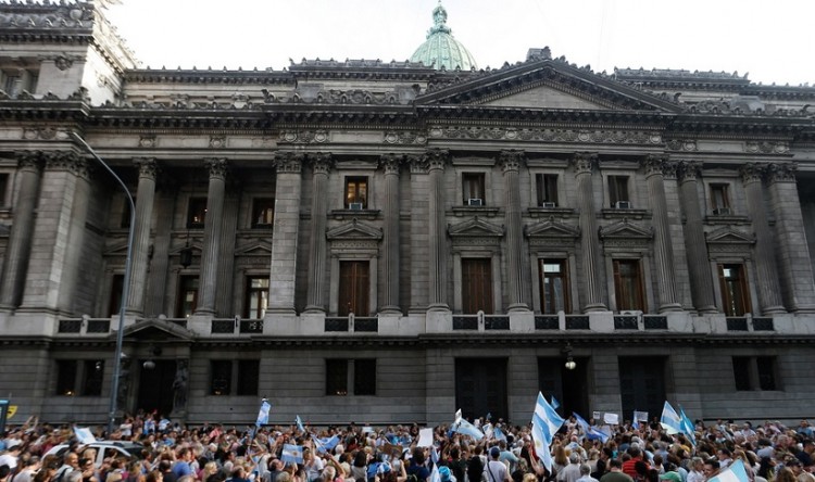 Fitch - Standard & Poor’s: Σε «επιλεκτική χρεοκοπία» η Αργεντινή