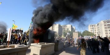 Επίθεση διαδηλωτών κατά της αμερικανικής πρεσβείας στη Βαγδάτη