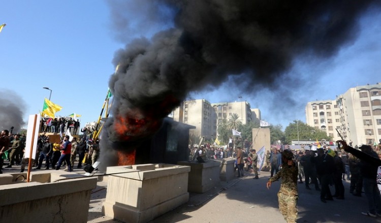 Επίθεση διαδηλωτών κατά της αμερικανικής πρεσβείας στη Βαγδάτη