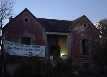 Τι βρήκαν οι αστυνομικοί στο υπό κατάληψη κτήριο στο Μαρούσι (φωτο)