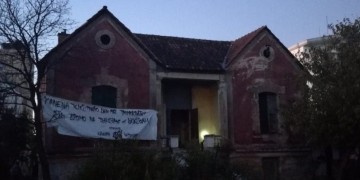 Τι βρήκαν οι αστυνομικοί στο υπό κατάληψη κτήριο στο Μαρούσι (φωτο)