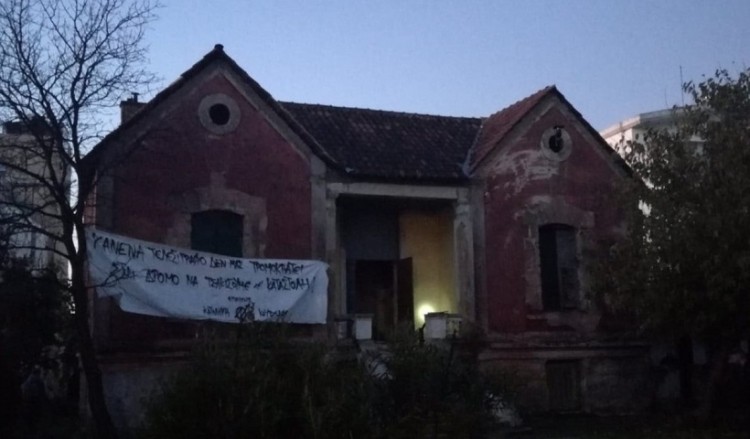 Τι βρήκαν οι αστυνομικοί στο υπό κατάληψη κτήριο στο Μαρούσι (φωτο)