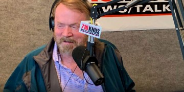 Απίστευτο: Ραδιοφωνικός παραγωγός στις ΗΠΑ ενοχλημένος από την παραπομπή Τραμπ, ευχήθηκε να γίνει «ένοπλη επίθεση σε σχολείο»