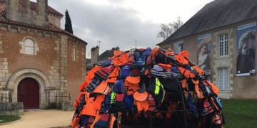 Γαλλία: Κατέστρεψαν το έργο του Αχιλλέα Σούρα για την προσφυγική κρίση