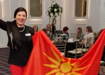 Αυστραλία: Δήμαρχος πόλης κρατά σημαία με τον Ήλιο της Βεργίνας και λέει ότι φοίτησε σε «μακεδονικό» σχολείο