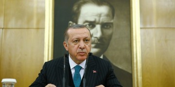 Πορτρέτο του Μουσταφά Κεμάλ πίσω από τον Ρετζέπ Ταγίπ Ερντογάν (φωτ. αρχείου: EPA / Kayhan Ozer)