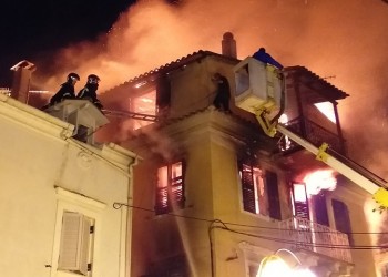 Φωτιά σε σπίτι στην Κέρκυρα – Μητέρα πήδησε με το παιδί της από το μπαλκόνι