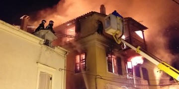 Φωτιά σε σπίτι στην Κέρκυρα – Μητέρα πήδησε με το παιδί της από το μπαλκόνι