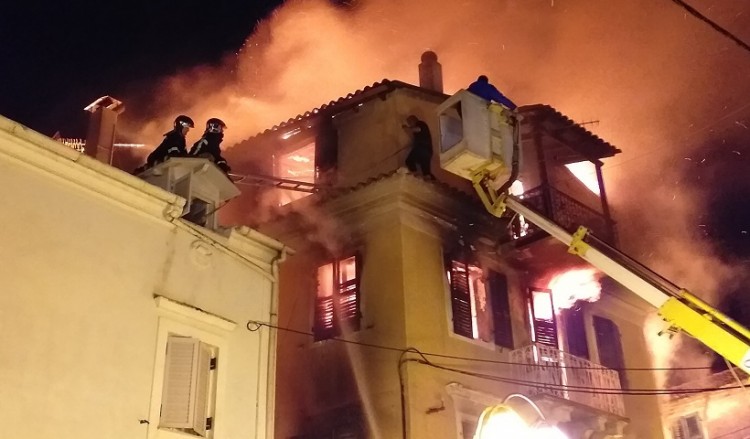 Φωτιά σε σπίτι στην Κέρκυρα – Μητέρα πήδησε με το παιδί της από το μπαλκόνι