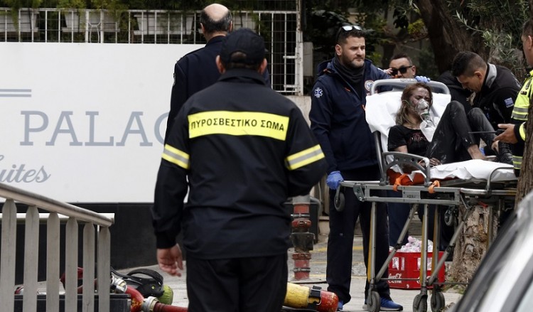 Πανικός από τη φωτιά στο ξενοδοχείο στη Συγγρού – Τρεις τραυματίες (φωτο, βίντεο)