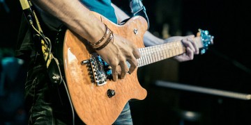 Ποιος είναι ο Ντάντσι Μαντουβάνι που λέει ότι το ροκ οδηγεί στα ναρκωτικά, στις αμβλώσεις και στο σατανισμό