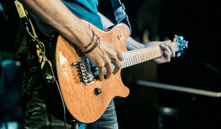 Ποιος είναι ο Ντάντσι Μαντουβάνι που λέει ότι το ροκ οδηγεί στα ναρκωτικά, στις αμβλώσεις και στο σατανισμό