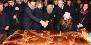 Στην Αρναία Χαλκιδικής μέλωσαν τον Χριστό με χριστόψωμο 400 κιλών! (φωτο)