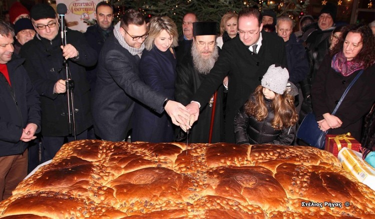 Στην Αρναία Χαλκιδικής μέλωσαν τον Χριστό με χριστόψωμο 400 κιλών! (φωτο)