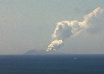 Νέα Ζηλανδία: Ηφαιστειακή έκρηξη στο νησάκι Γουάιτ – Αναφορές για τραυματίες και αγνοούμενους (βίντεο)