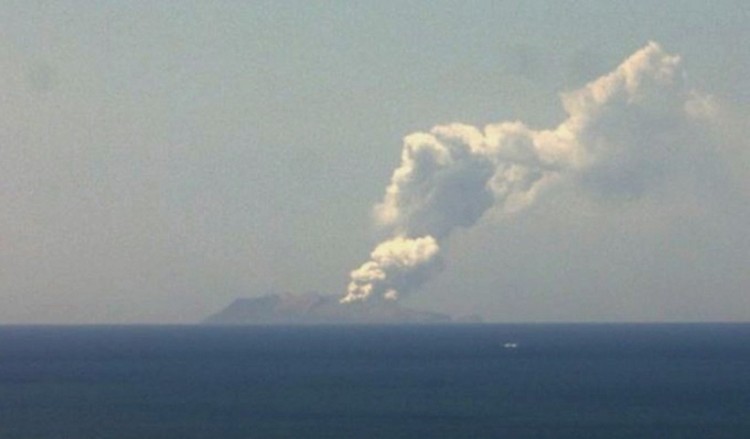 Νέα Ζηλανδία: Ηφαιστειακή έκρηξη στο νησάκι Γουάιτ – Αναφορές για τραυματίες και αγνοούμενους (βίντεο)