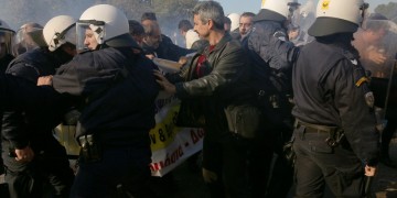 Δακρυγόνα στην ημερίδα του Πανελλήνιου Ιατρικού Συλλόγου (φωτο, βίντεο)