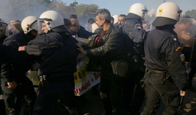 Δακρυγόνα στην ημερίδα του Πανελλήνιου Ιατρικού Συλλόγου (φωτο, βίντεο)