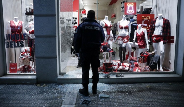 Θεσσαλονίκη: Καταδρομικές στο κέντρο, εμπρησμοί σε Άνω Πόλη και 40 Εκκλησιές