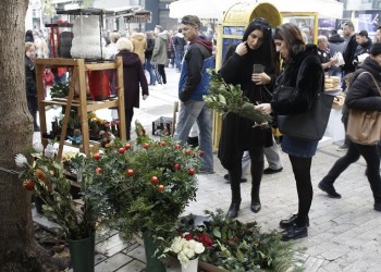 Μέχρι τις 18:00 ανοιχτά τα εμπορικά καταστήματα