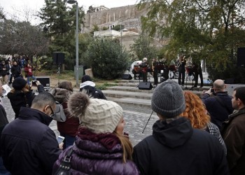 Γιορτάζουμε τα Χριστούγεννα με άστατο καιρό