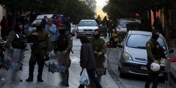 Πατέρας και δύο γιοι οι συλληφθέντες στην οδό Ματρόζου στο Κουκάκι