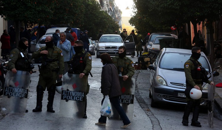 Πατέρας και δύο γιοι οι συλληφθέντες στην οδό Ματρόζου στο Κουκάκι
