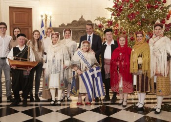 Πρωτοχρονιάτικα κάλαντα στον Κυριάκο Μητσοτάκη (βίντεο)