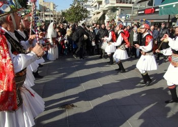 Οι Μωμόγεροι έφεραν τα πάνω-κάτω στην Καλαμαριά – «Συνέλαβαν» τον δήμαρχο! (φωτο, βίντεο)
