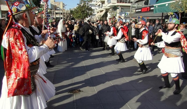 Οι Μωμόγεροι έφεραν τα πάνω-κάτω στην Καλαμαριά – «Συνέλαβαν» τον δήμαρχο! (φωτο, βίντεο)