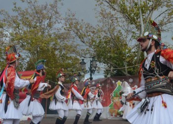 Οι Μωμόγεροι ετοιμάζονται να βγουν στους δρόμους της Αθήνας