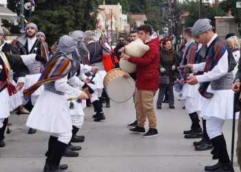 Οι Μωμόγεροι σάρωσαν και το Ωραιόκαστρο (βίντεο)