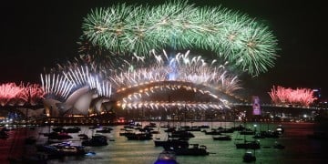 Ο κόσμος υποδέχεται το 2020 εν μέσω πυρκαγιών και διαδηλώσεων