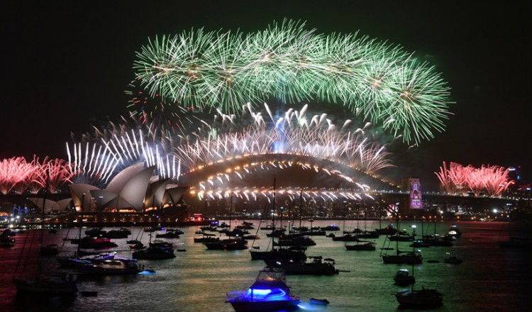 Ο κόσμος υποδέχεται το 2020 εν μέσω πυρκαγιών και διαδηλώσεων