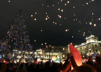 Καλές γιορτές! Η Αθήνα πλημμύρισε με απέραντη ζεστασιά τη χριστουγεννιάτικη Νύχτα των Ευχών