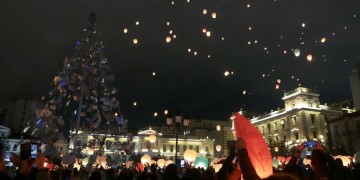 Καλές γιορτές! Η Αθήνα πλημμύρισε με απέραντη ζεστασιά τη χριστουγεννιάτικη Νύχτα των Ευχών