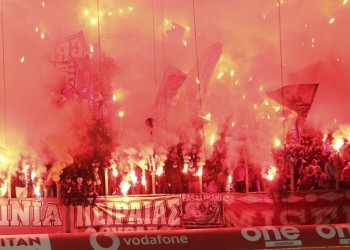 Ολυμπιακός-ΠΑΟΚ: Τραυματίστηκε αστυνομικός, ένταση πριν από τη σέντρα