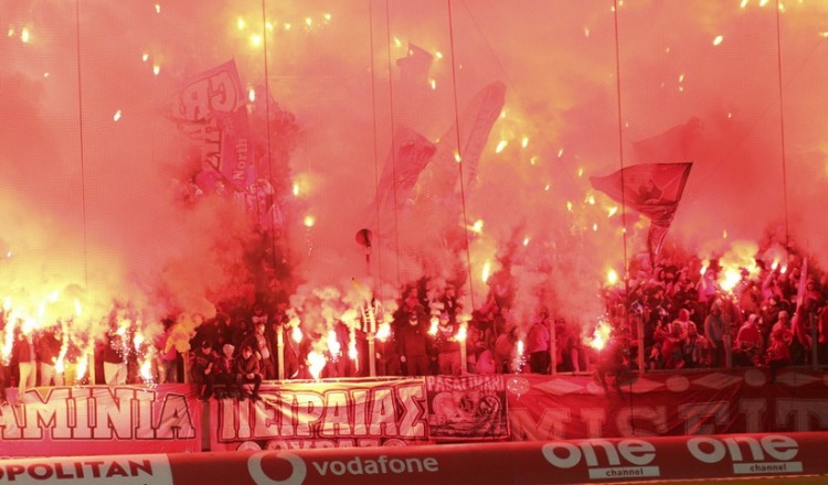 Ολυμπιακός-ΠΑΟΚ: Τραυματίστηκε αστυνομικός, ένταση πριν από τη σέντρα