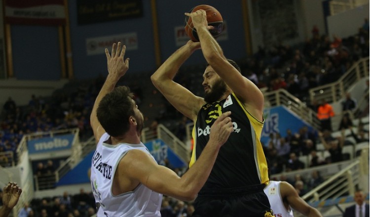 Basket League: Η ΑΕΚ επικράτησε του ΠΑΟΚ και συνέχισε το νικηφόρο σερί