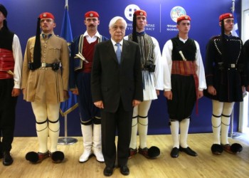 Οι Εύζωνες της Προεδρικής Φρουράς από σήμερα φορούν και τη θρακιώτικη ενδυμασία (φωτο)