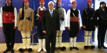 Οι Εύζωνες της Προεδρικής Φρουράς από σήμερα φορούν και τη θρακιώτικη ενδυμασία (φωτο)