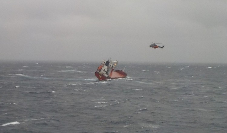 Διασώθηκαν τα 14 μέλη πληρώματος πλοίου που παρουσίασε κλίση μεταξύ Λέσβου και Σκύρου