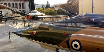 Πέντε ιστορικά αεροσκάφη της ΠΑ κοσμούν το προαύλιο του Πολεμικού Μουσείου (φωτο)