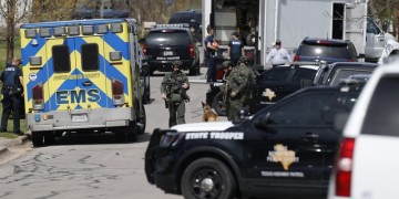 Στο δικαστήριο οι τρεις αστυνομικοί που κατηγορούνται για συνέργεια στη δολοφονία του Τζορτζ Φλόιντ