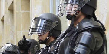 Κάμερες ενσωματωμένες στις στολές τους ζητούν οι αστυνομικοί της Θεσσαλονίκης