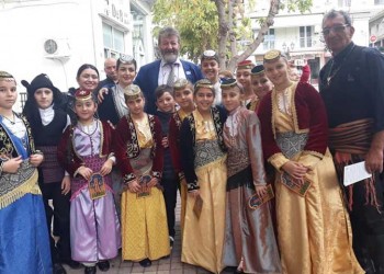 Με ποντιακές λιχουδιές το άναμμα του χριστουγεννιάτικου δέντρου στη Νεάπολη Θεσσαλονίκης