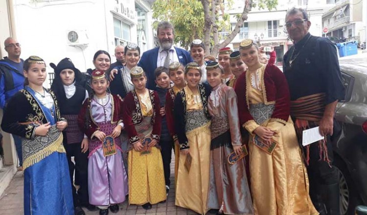 Με ποντιακές λιχουδιές το άναμμα του χριστουγεννιάτικου δέντρου στη Νεάπολη Θεσσαλονίκης